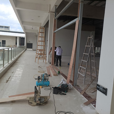汕尾陸河偉泰工業(yè)園香江家居安裝鋼結構不銹鋼包邊地彈簧門安裝現(xiàn)場